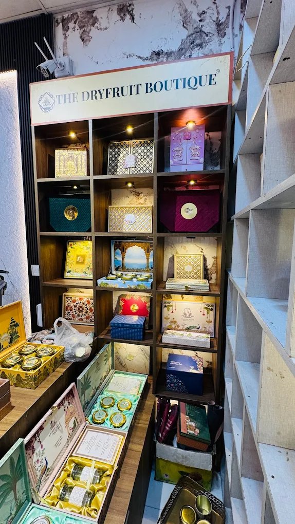 Luxebox atelier boutique display